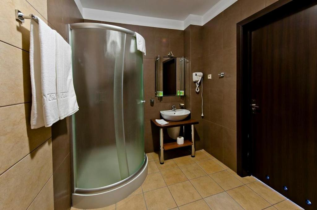 Hotel Borowina Констанцин-Езёрна Экстерьер фото